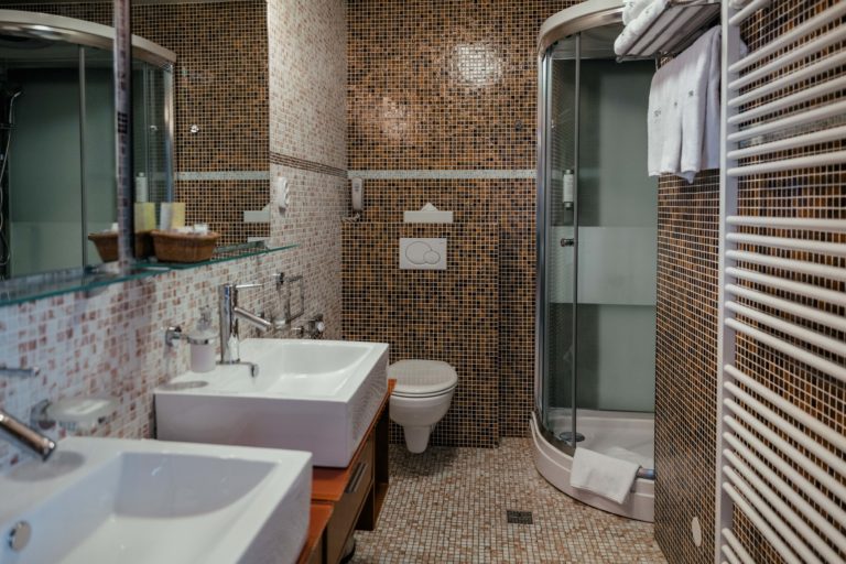 Koupelna hotel troyer umyvadla sprchový kout