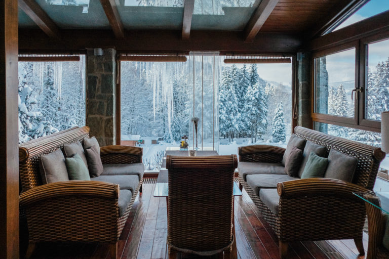 restaurace hotel troyer zimní pohled do krajiny